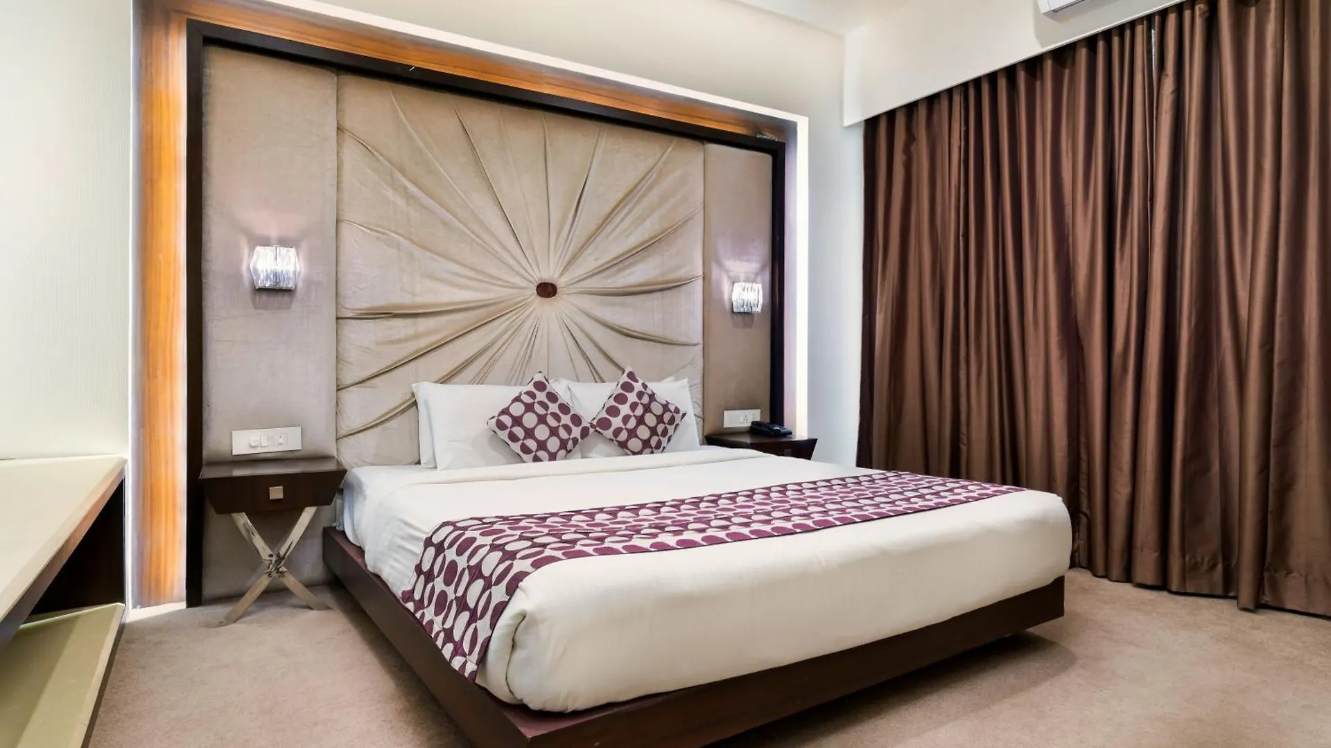 The Glory Suites Near New Delhi Airport Hotel