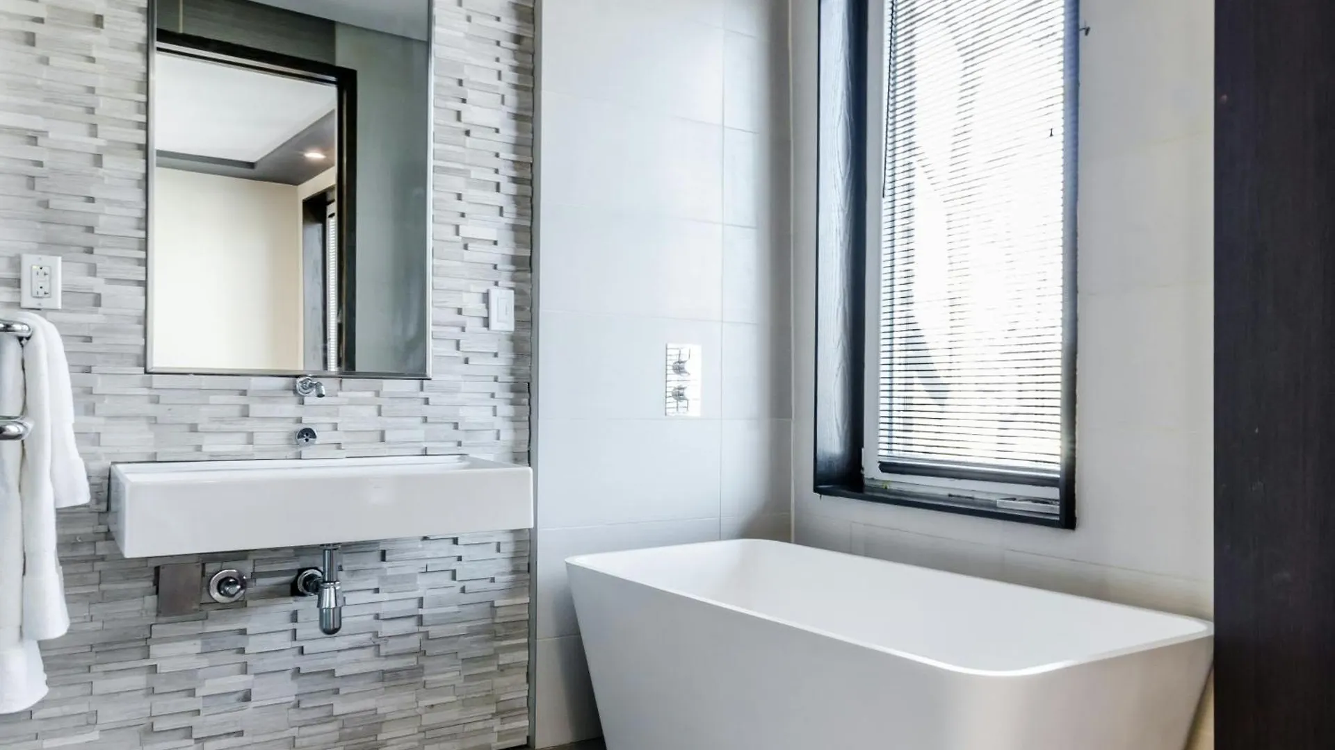 The Glory Suites Near New Delhi Airport Hotel
