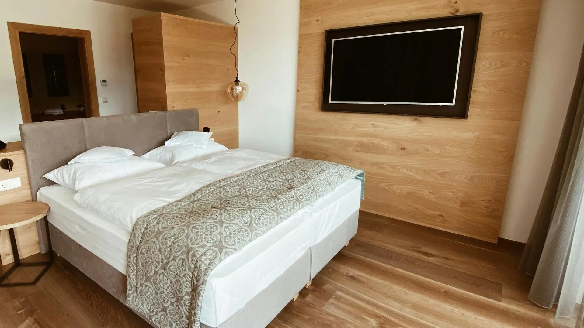 Hotel The Glory Suites Near New Delhi Airport